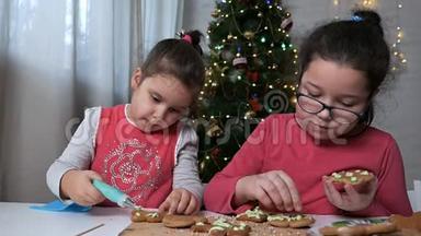 孩子们做圣诞饼干。 <strong>儿童</strong>装饰姜饼人，姜饼为圣诞节庆祝。 <strong>儿童</strong>